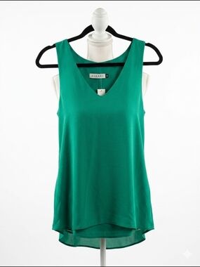 Askari Xs Emerald Green V-Neck Sleeveless Top Feminine Minimalist‎